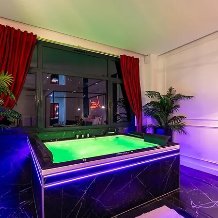 Trocadero Private Jacuzzi *