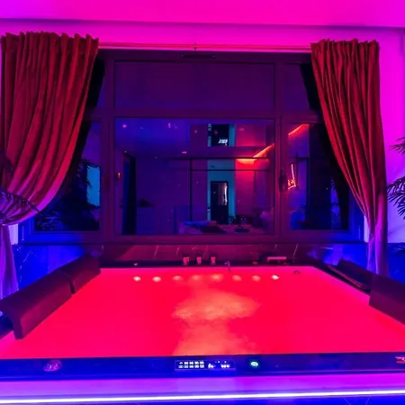 Trocadero Private Jacuzzi
