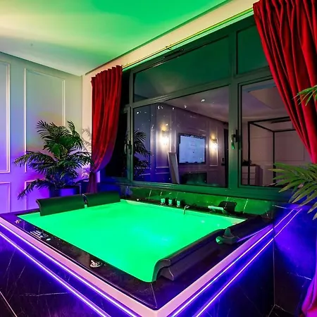 Trocadero Private Jacuzzi
